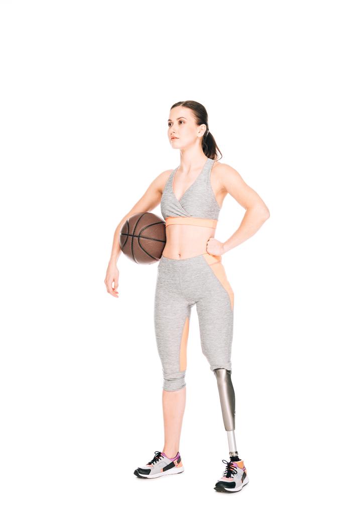 volledige weergave van gehandicapte sportvrouw houden basketbal geïsoleerd op wit - Foto, afbeelding