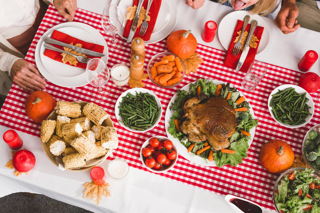 κορυφαία άποψη των μελών της οικογένειας που κάθονται στο τραπέζι την ημέρα των Ευχαριστιών      - Φωτογραφία, εικόνα