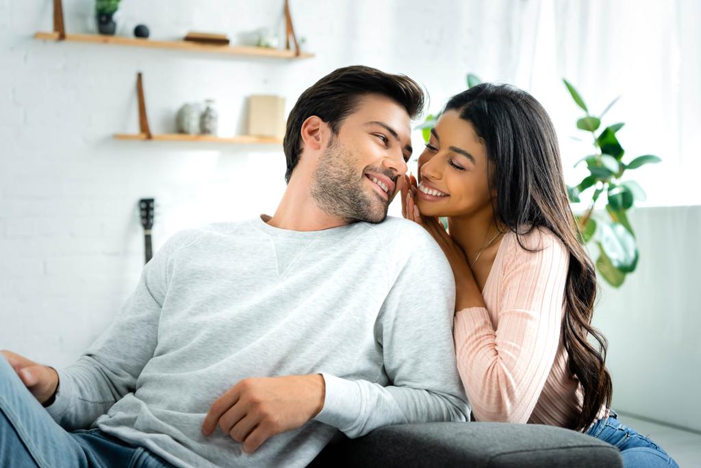 afro-américaine femme et beau homme souriant et se regardant dans l'appartement
  - Photo, image