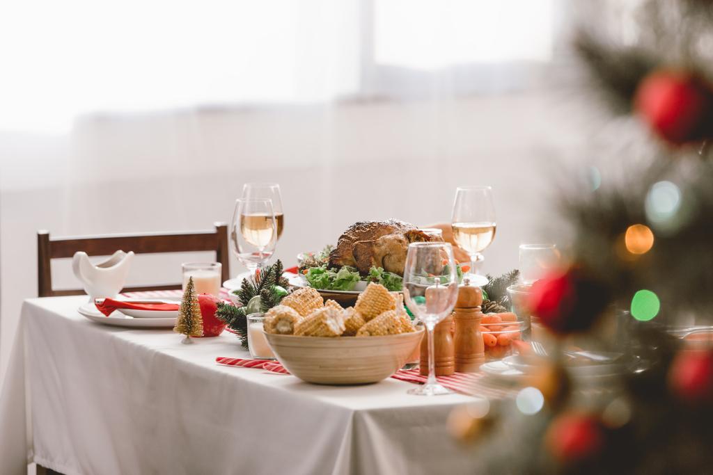 enfoque selectivo de plato con sabrosas copas de pavo, maíz y vino en la mesa en Navidad
  - Foto, Imagen