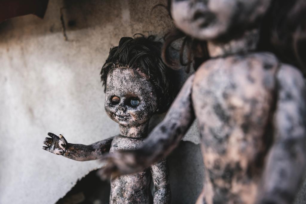 επιλεκτική εστίαση των τρομακτικό και καίγονται κούκλες μωρό, μετα αποκαλυπτική έννοια - Φωτογραφία, εικόνα