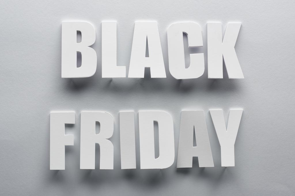 Ansicht von Black Friday Schriftzug auf grauem Hintergrund - Foto, Bild