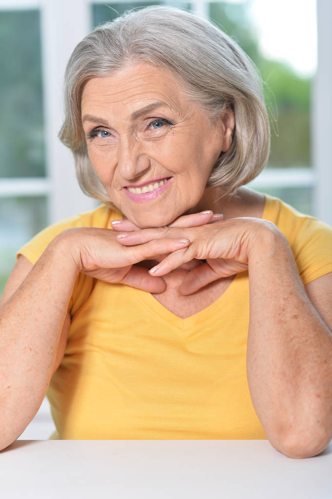 Portrait de femme âgée heureuse à la maison - Photo, image