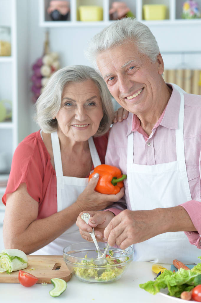 Senior paar samen koken in de keuken   - Foto, afbeelding
