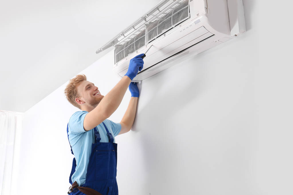 Professional teknikko ylläpitää modernia ilmastointilaite sisätiloissa
 - Valokuva, kuva