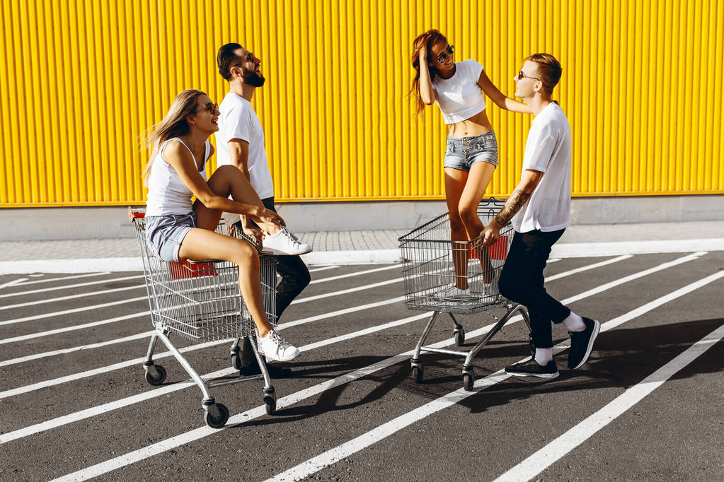 Un grupo de jóvenes felices, divertirse en carritos de compras, deshacerse de
 - Foto, imagen
