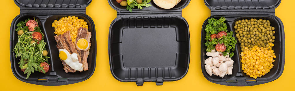 πανοραμική λήψη των οικολογικών πακέτων με λαχανικά, κρέας, τηγανητά αυγά και σαλάτες που απομονώνονται σε κίτρινο     - Φωτογραφία, εικόνα