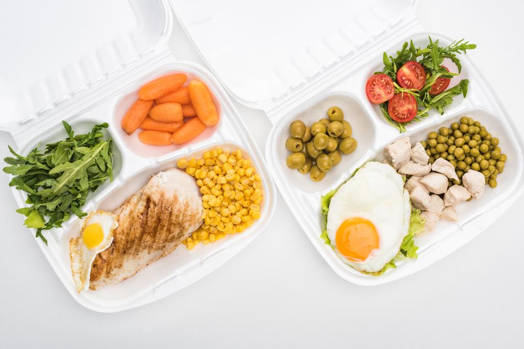 Beyaz arka planda roka, sebze, et, sahanda yumurta ve salata içeren ekolojik paketlerin üst görüntüsü  - Fotoğraf, Görsel