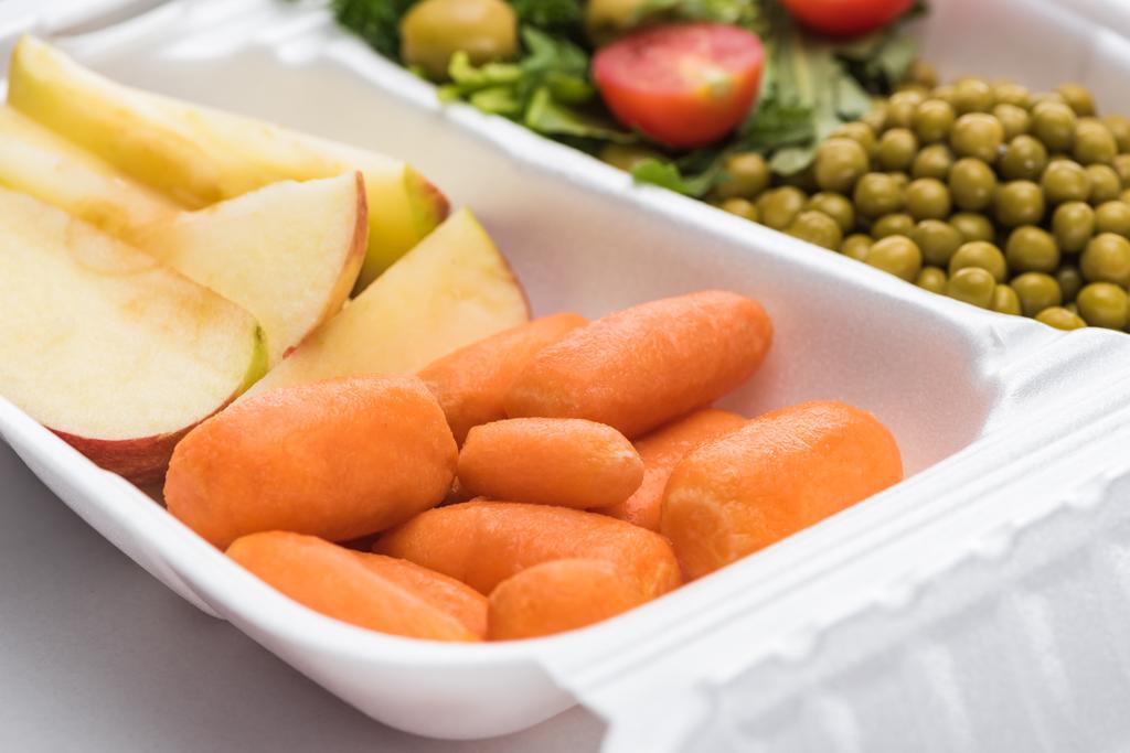 focus selettivo del pacchetto eco con verdure, mele e insalata su sfondo bianco
  - Foto, immagini
