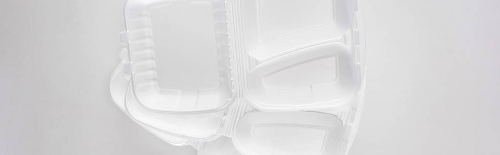plan panoramique de paquets écologiques vides sur fond blanc
  - Photo, image