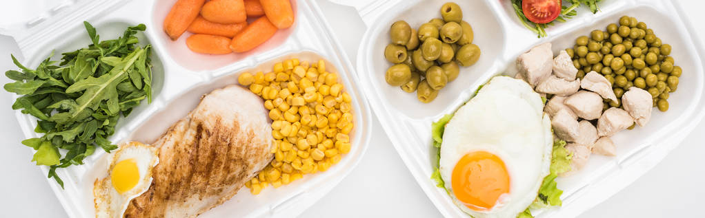 tiro panorâmico de pacotes ecológicos com arugula, legumes, carne, ovos fritos no fundo branco
  - Foto, Imagem