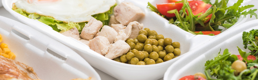 白い背景に緑のエンドウ豆肉サラダとエコパッケージのパノラマショット  - 写真・画像