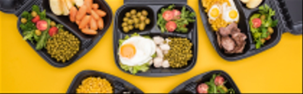 tiro panorâmico de pacotes ecológicos com legumes, maçãs, carne, ovos fritos e saladas isoladas em amarelo
     - Foto, Imagem