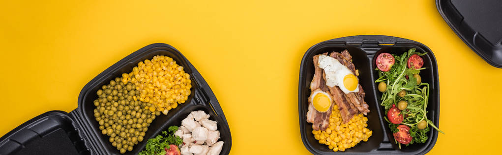 πανοραμική λήψη των οικολογικών πακέτων με λαχανικά, κρέας, τηγανητά αυγά και σαλάτα που απομονώνονται σε κίτρινο     - Φωτογραφία, εικόνα