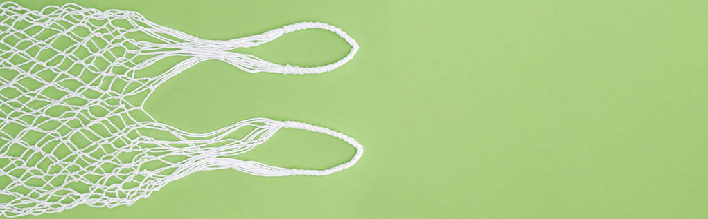 κορυφή όψη της κενής Λευκή τσάντα string απομονωθεί σε πράσινο, πανοραμική βολή - Φωτογραφία, εικόνα