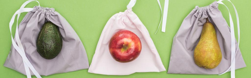 yeşil, panoramik çekim izole çevre dostu çanta avokado, armut ve elma üst görünümü - Fotoğraf, Görsel