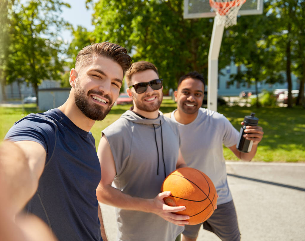 onnellinen miehet ottavat selfie koripallo leikkipaikka - Valokuva, kuva