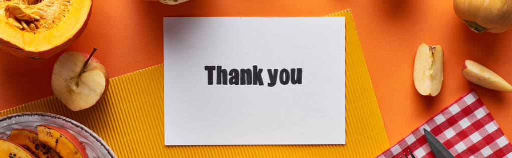 オレンジ色の背景、パノラマショットに感謝カードのトップビュー - 写真・画像