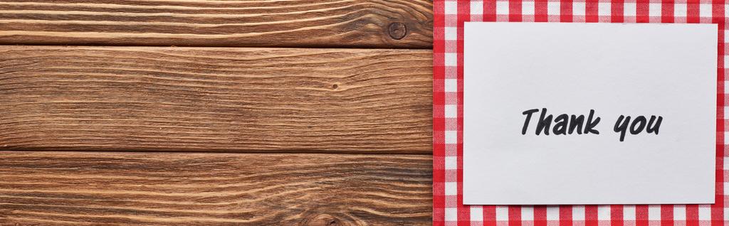 ylhäältä näkymä kiitos kortti puinen ruskea pöytä punainen ruudullinen lautasliina, panoraama laukaus
 - Valokuva, kuva