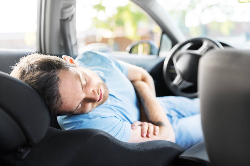 homme fatigué ou conducteur dormant en voiture
 - Photo, image