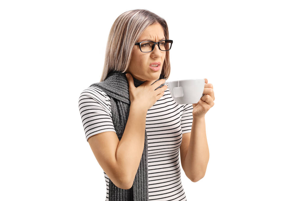 Mujer joven con dolor de garganta tomando un té
 - Foto, Imagen