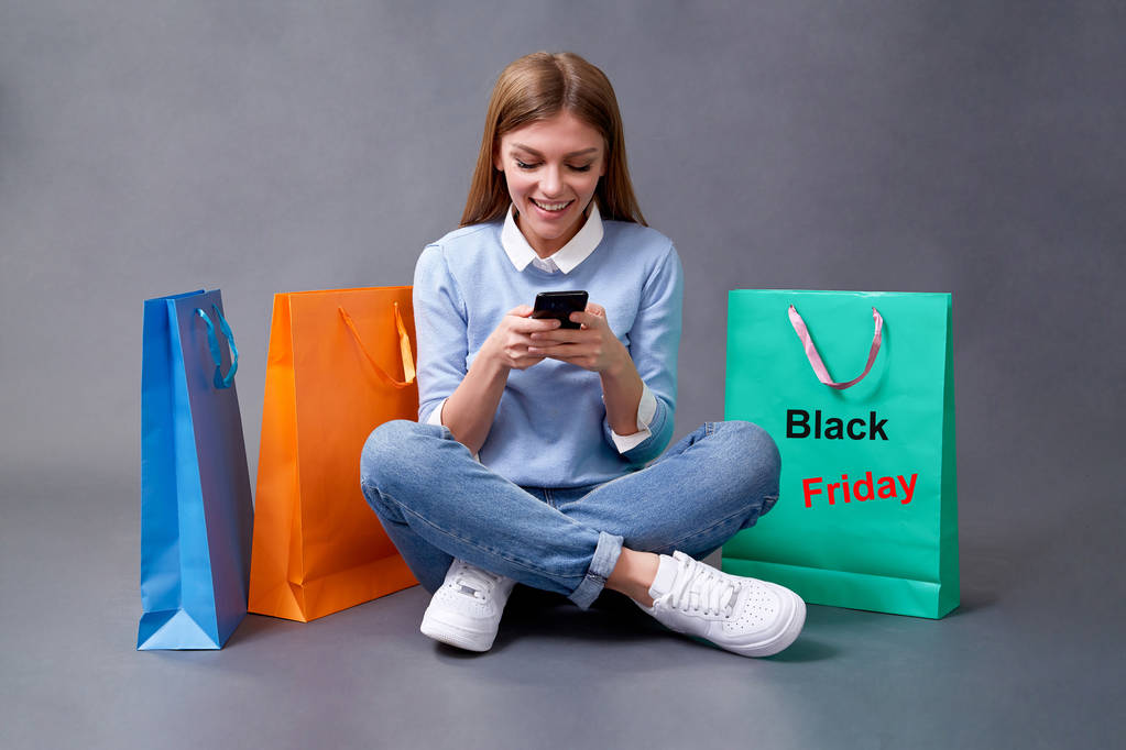 Prodej, nakupování, sleva a koncept Black pátek. Černý pátek. Žena s nákupními taškami. - Fotografie, Obrázek