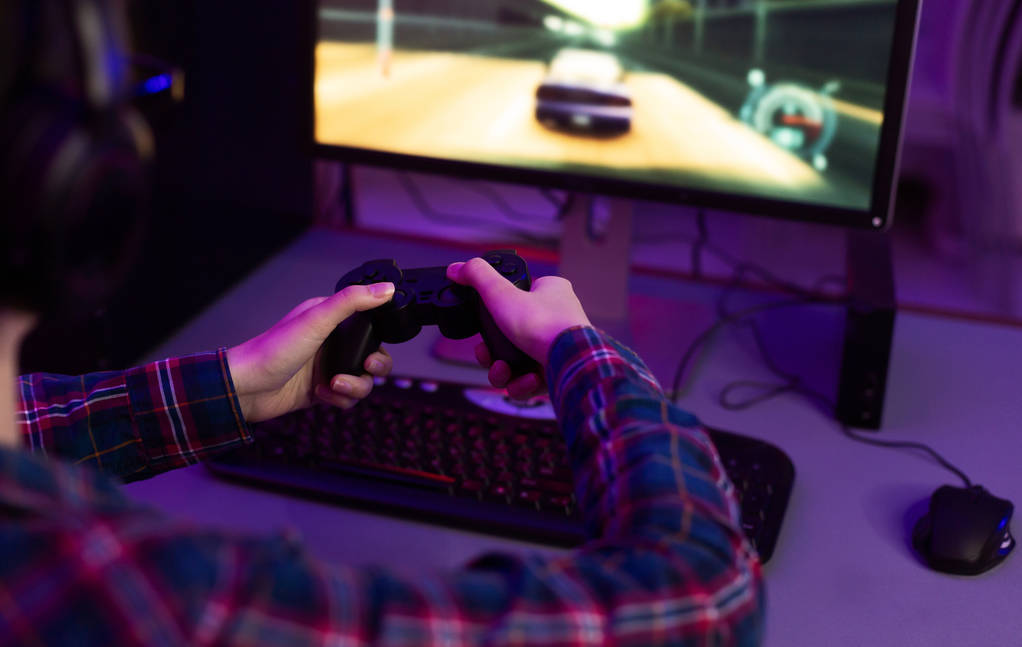 Nainen gamer pelaa videopeliä joystick
 - Valokuva, kuva