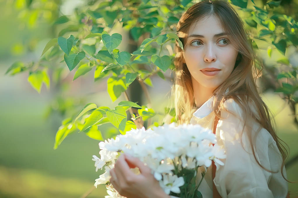 девушка держит букет цветов прогулка в парке / романтическая молодая красивая милая модель, любовь чувства подарок
 - Фото, изображение