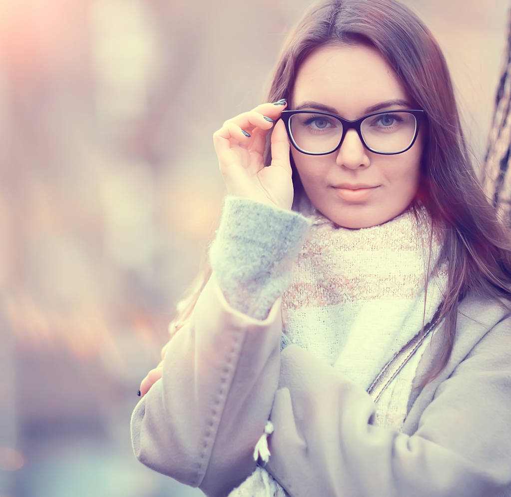 Осенние очки девушки / осенний взгляд девушки в прозрачных очках, зрение
 - Фото, изображение