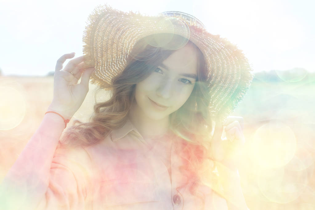 meisje jurk tarwe veld/Happy Summer Vacation concept, een model in een zonnig veld - Foto, afbeelding