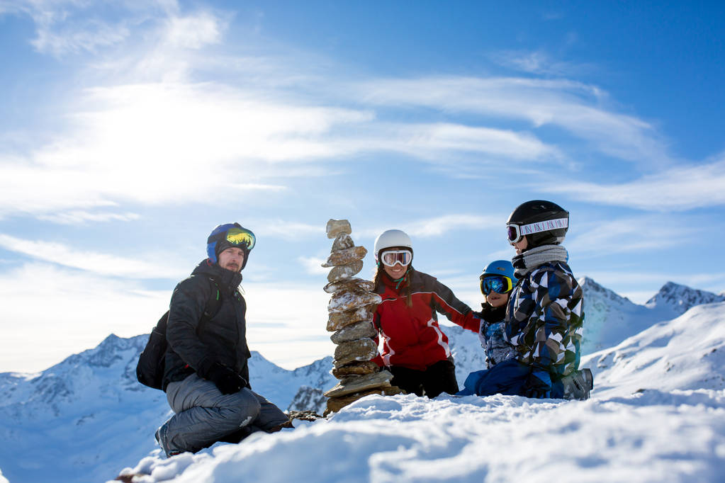 glückliche Menschen, Kinder und Erwachsene, Skifahren an einem sonnigen Tag in tyro - Foto, Bild