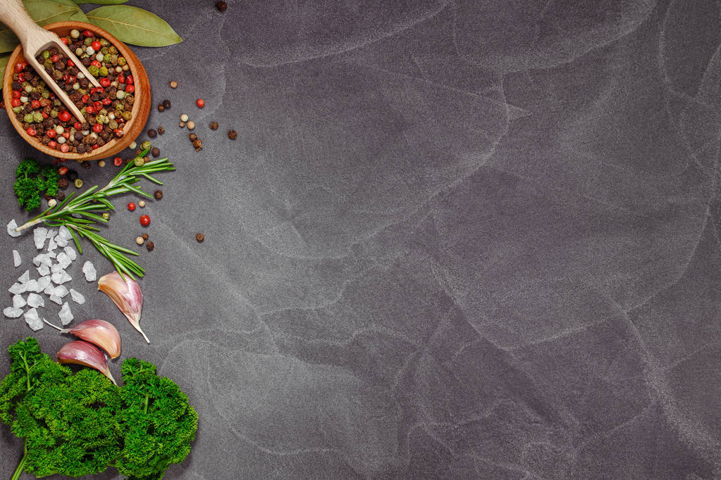 Ervas frescas e especiarias na mesa de pedra preta. Cozinhar concept.Fre
 - Foto, Imagem