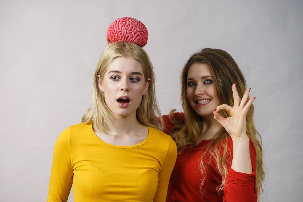 zwei Mädchen mit falschem Gehirn - Foto, Bild