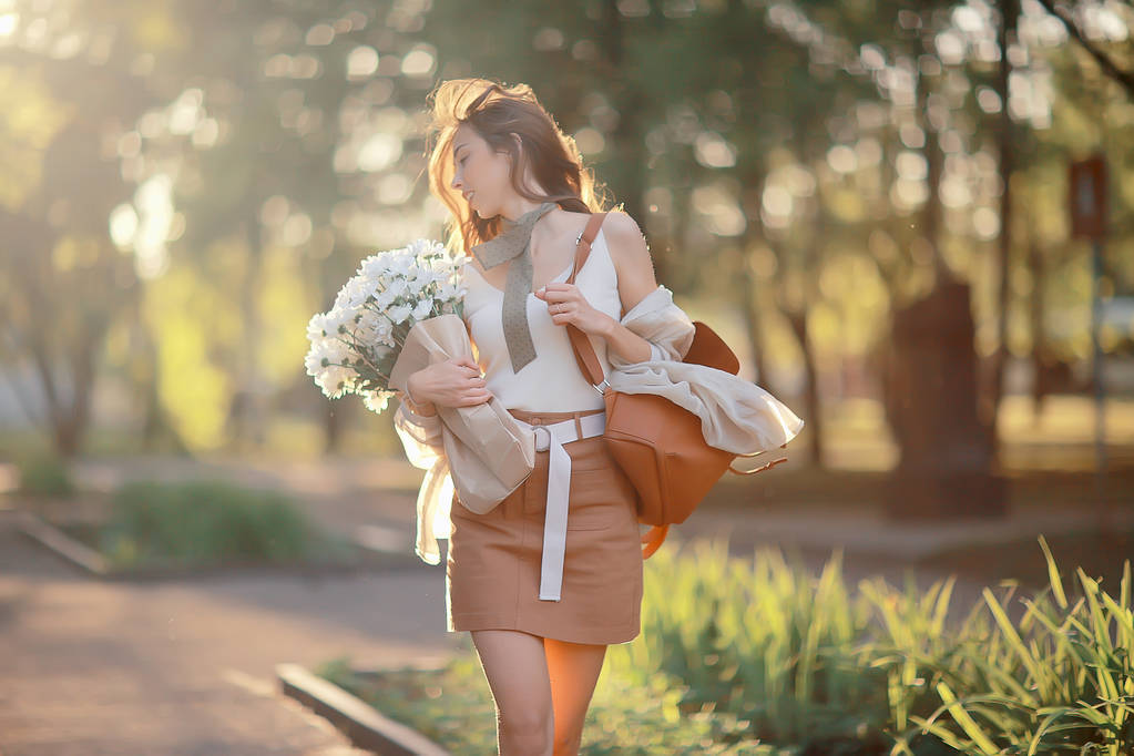 kız çiçek bir buket tutan parkta bir yürüyüş / romantik genç güzel sevimli model, aşk duyguları hediye - Fotoğraf, Görsel