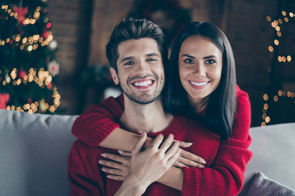 Zbliżenie zdjęcie romantyczne żonaty młodzieży przytulić piggyback na nowy rok Christmas x-mas wakacje siedzieć na Divan w domu dekoracyjnym w pomieszczeniu - Zdjęcie, obraz