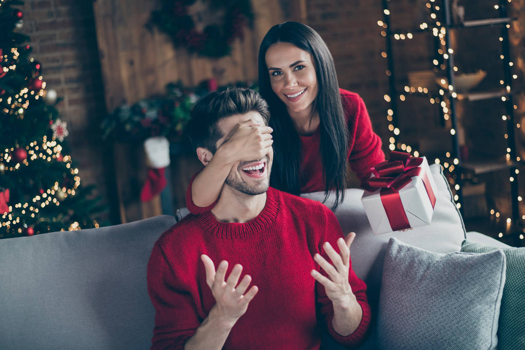 Ritratto di due persone allegro signora tenere pacchetti per il suo amore seguire noel tradizione natalizia godere di x-mas vacanza seduta su divano decorativo al chiuso
 - Foto, immagini