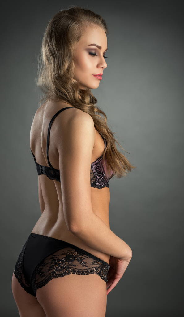 Vista laterale del modello sensuale in lingerie erotica
 - Foto, immagini