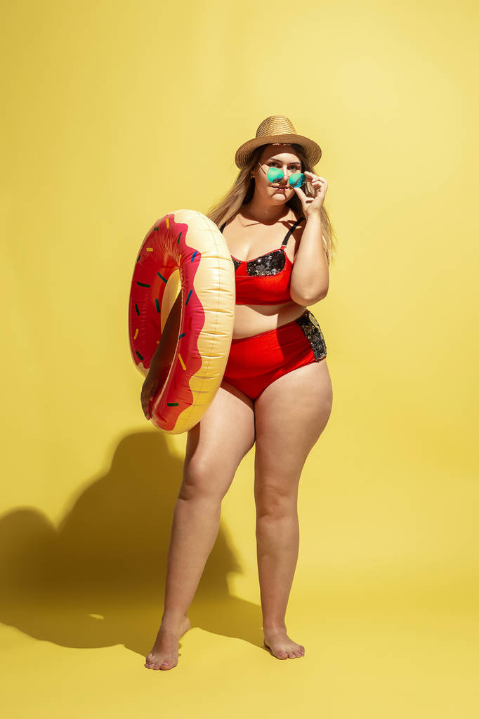 Jonge Kaukasische plus size vrouwelijke modellen voorbereiden voor Beach Resort - Foto, afbeelding