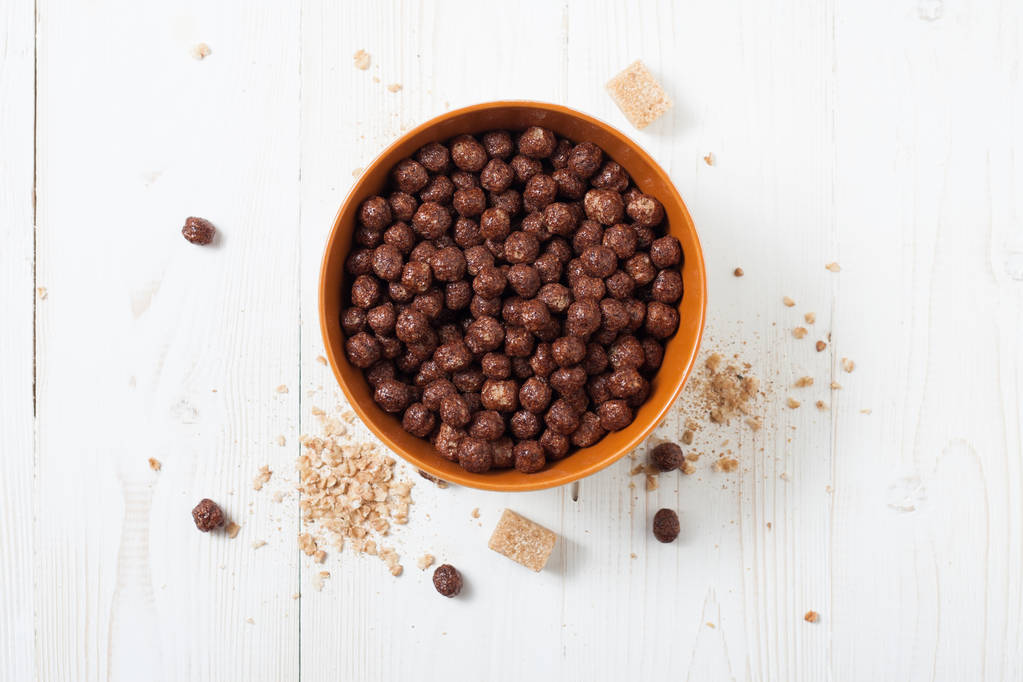 Flocos, açúcar, sementes semi-cozinheiro para mingau de cereal de perto na chave branca
 - Foto, Imagem