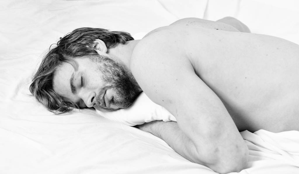 Hombre sin afeitar cara barbuda cama de sueño. Hora de la siesta. Dormir y relajarse concepto. El hombre guapo duerme. El sueño es vital para su salud física y mental. Hábitos saludables de sueño. Siéntase cómodo y relajarse
 - Foto, imagen