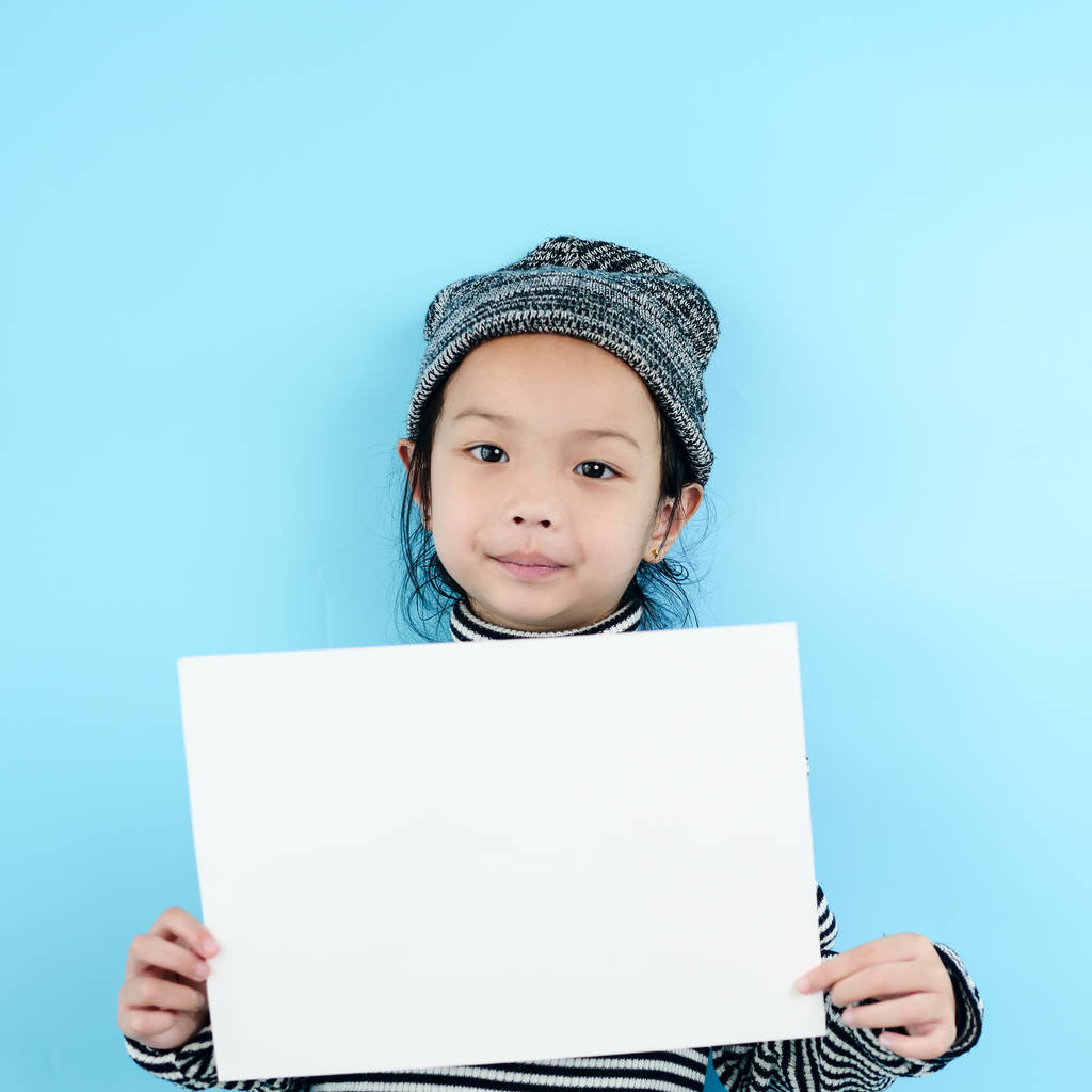 Asiatico ragazza in inverno costume holding bianco carta bianca su blu b
 - Foto, immagini