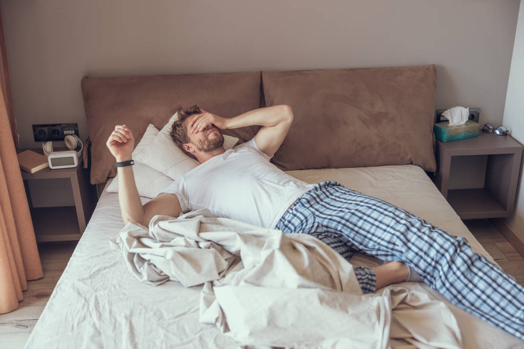 Člověk se probouzí po dlouhém zdřímnutí - Fotografie, Obrázek