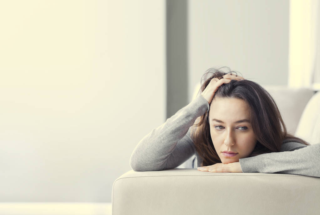 Mujer joven deprimida en el sofá en hom
 - Foto, Imagen