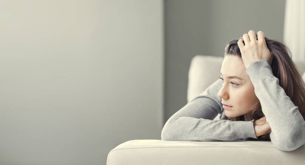 Depresja młoda kobieta na kanapie w Hom - Zdjęcie, obraz