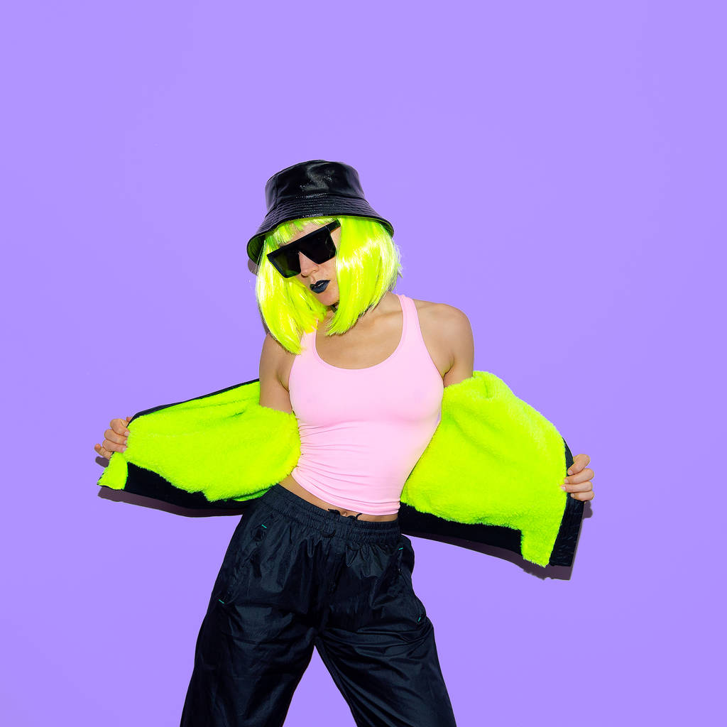 Moda hipster kız. Clubbing tarzı. Sokak yağma kıyafeti. Neon p - Fotoğraf, Görsel