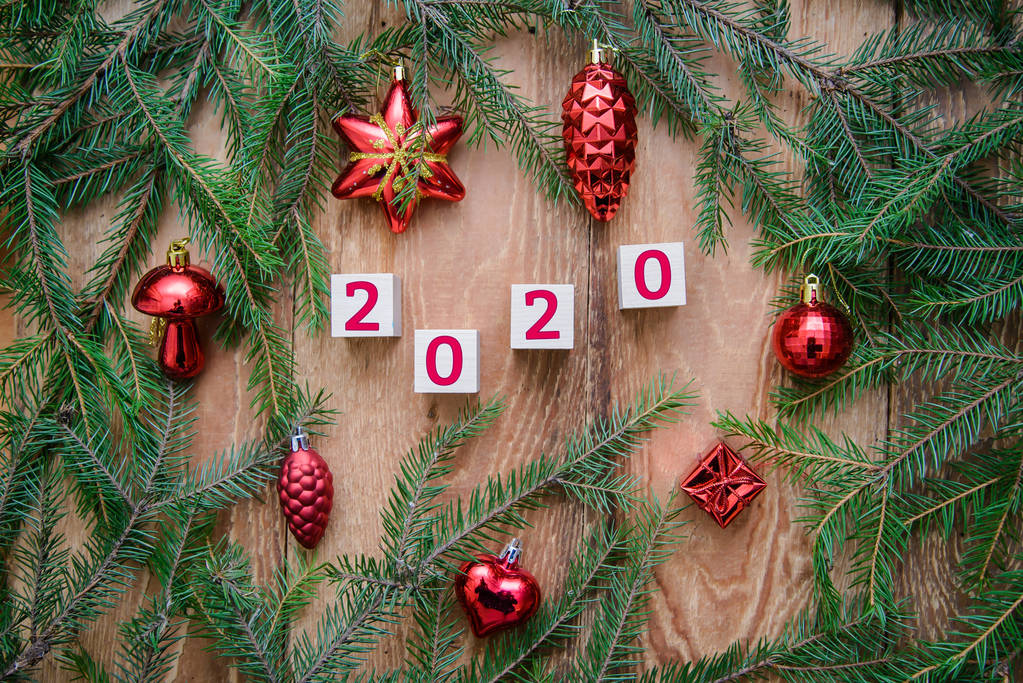 Χριστουγεννιάτικο ξύλινο φόντο με κλαδιά ελάτων κατά 2020 - Φωτογραφία, εικόνα