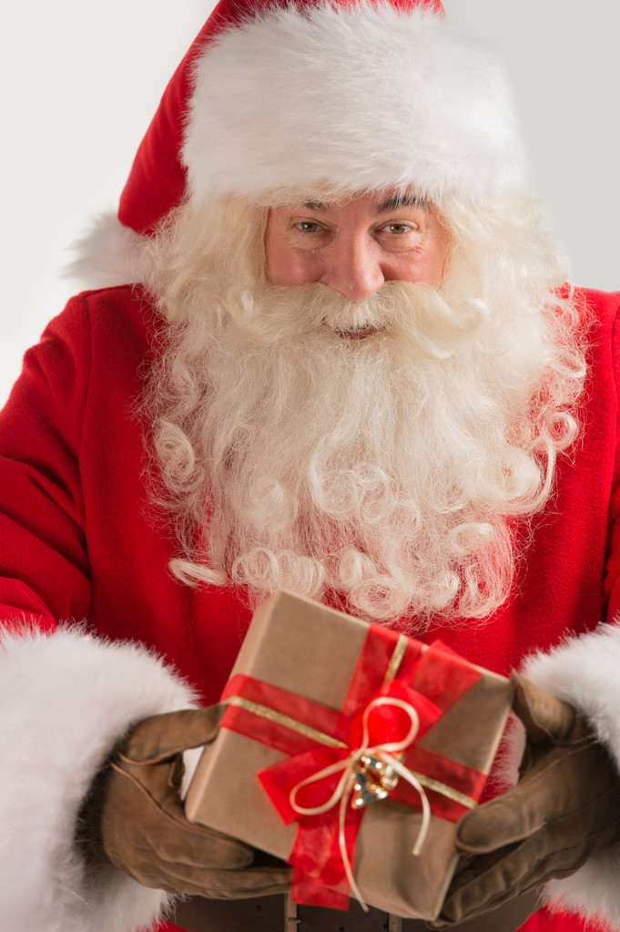 Retrato de tipo Santa Claus con regalo de Navidad
 - Foto, imagen