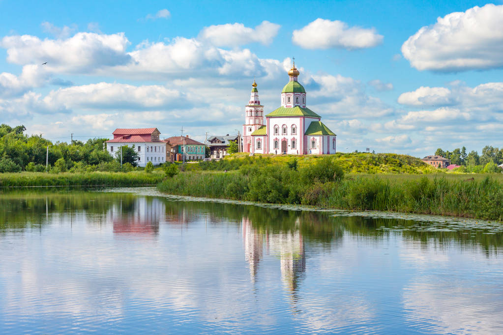 N ' inskaja kostel na břehu řeky Kamenka v Suzdalu v Rusku. Letní výhled - Fotografie, Obrázek