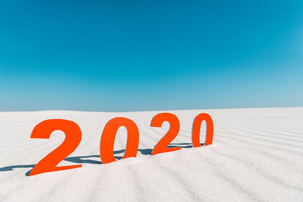 Números 2020 sobre arena blanca en la playa de Maldivas
 - Foto, Imagen