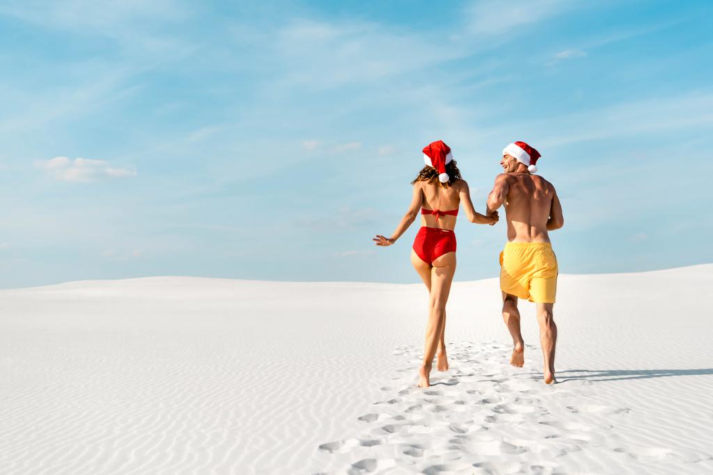 на пляжі в Мальдівах, на вигляд сексуальна дівчина і хлопець з Санта капелюхи.  - Фото, зображення